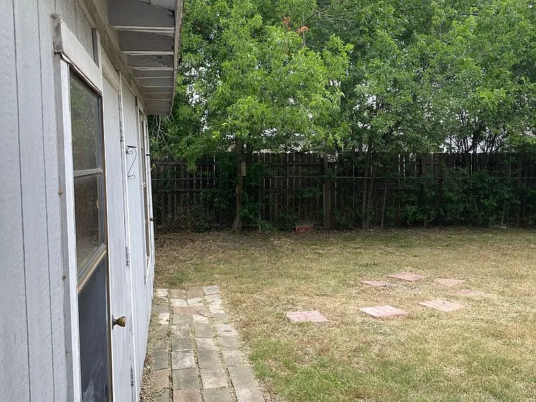 209 Redrock Dr — Photo 15