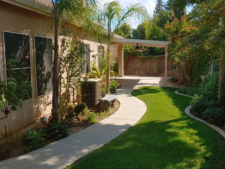 W Roberts Ave — Photo 6