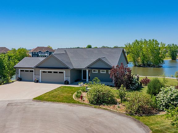 2nd image of 207 N Point Ln