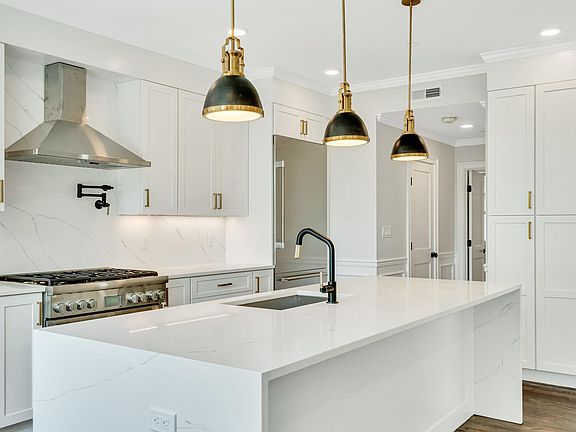 4th image of 128 Longwood Ave #2A