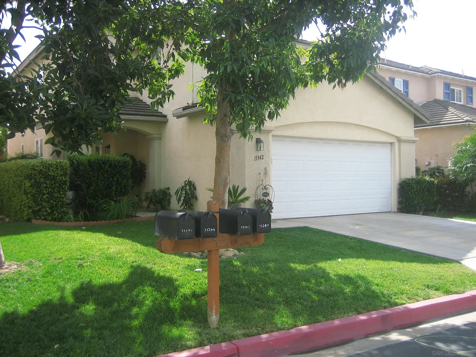 4 bed, 2.5 bath, 1880 sqft, $4,400 — Photo 1