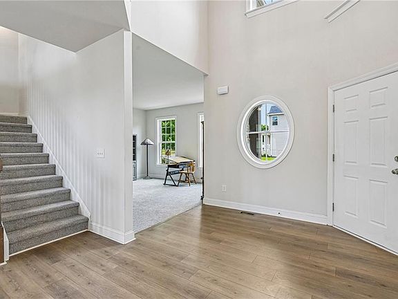 3rd image of 129 Edinburgh Dr