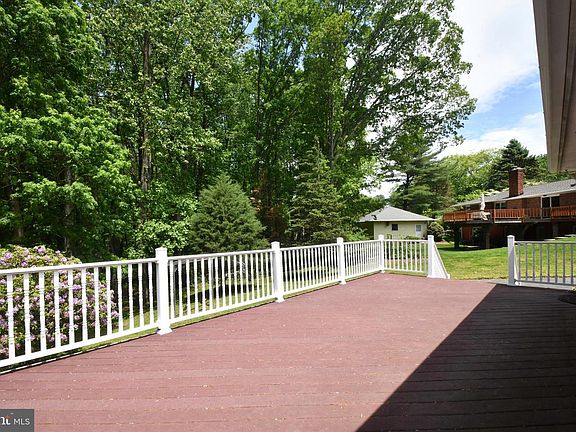3rd image of 402 Sassafras Ct