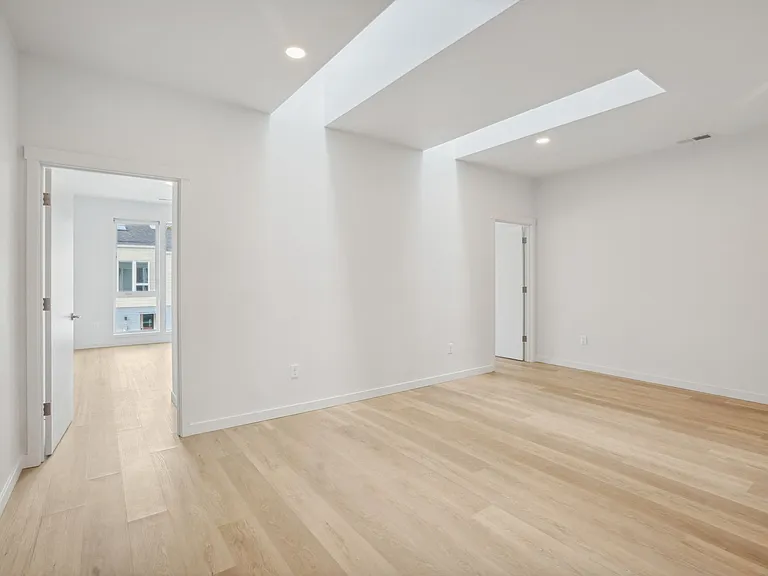 Ellis Apartments — Photo 27