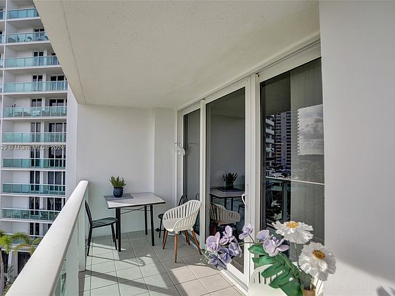 2nd image of 100 Bayview Dr APT 519