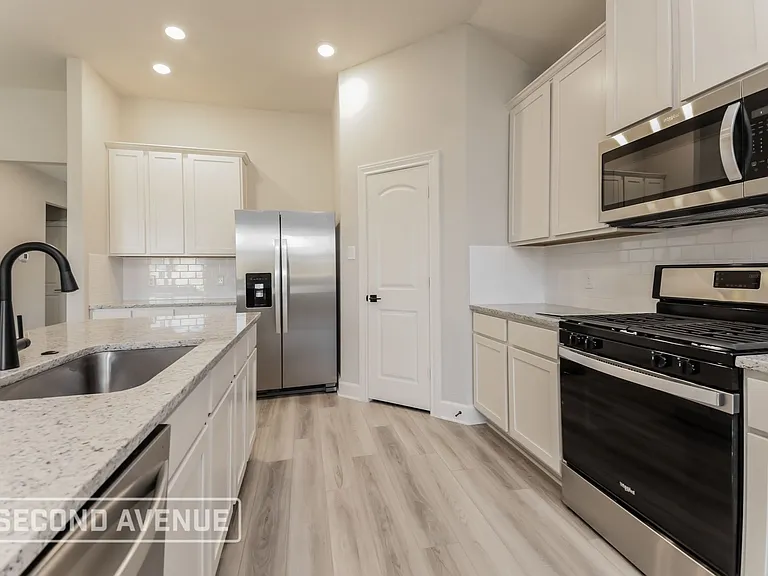 2121 Meadow Dr — Photo 8