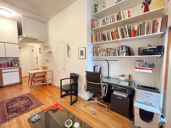 3rd image of 52 Saint Marks Pl APT 3B