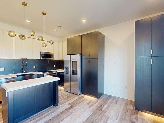 3rd image of 8427 Delmar Blvd #542