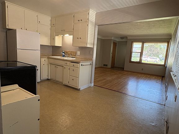 3rd image of 1590 Case Ave