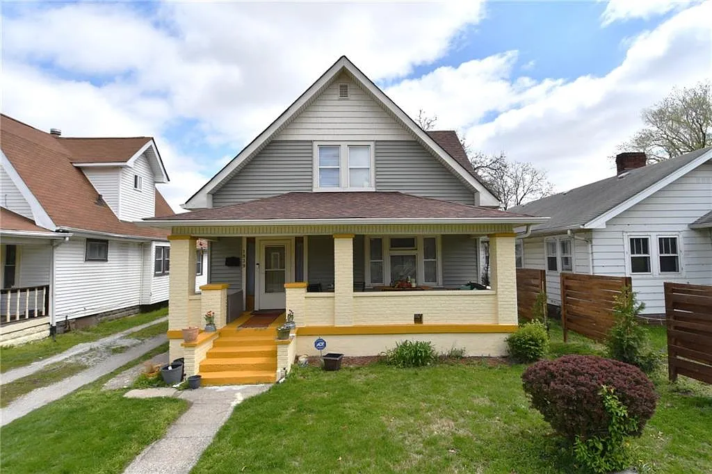 1839 E Riverside Dr photo 1