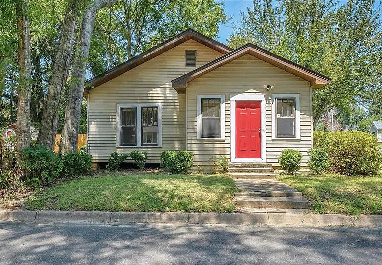 1600 Green St — Photo 2