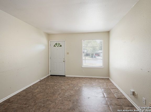 4th image of 927 Crestfield St