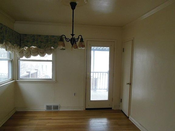 4th image of 208 E Ticknor St
