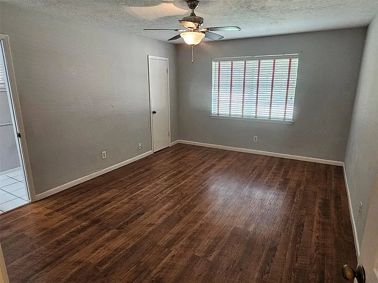2701 Henderson Ln — Photo 10