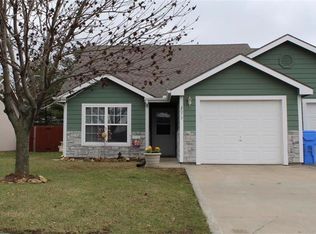 2070 Brook Ridge Ct, Tonganoxie, KS 66086