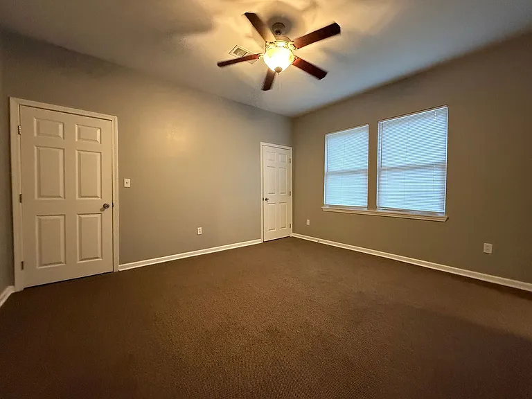 809 E Thomas St — Photo 27