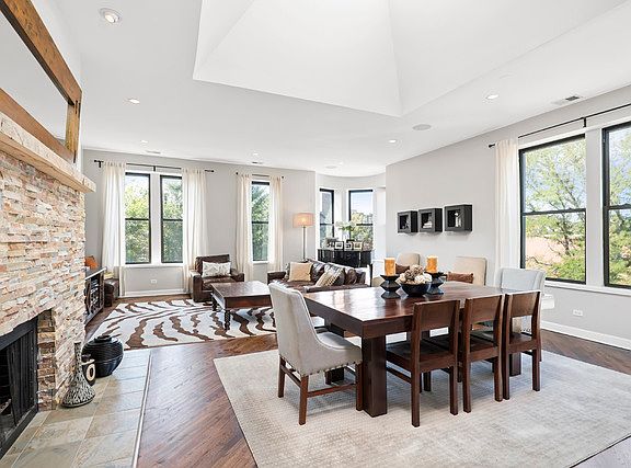 2nd image of 1907 N Kenmore Ave #3