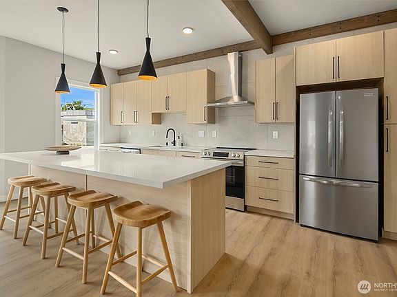 4th image of 2302 E Pike Street