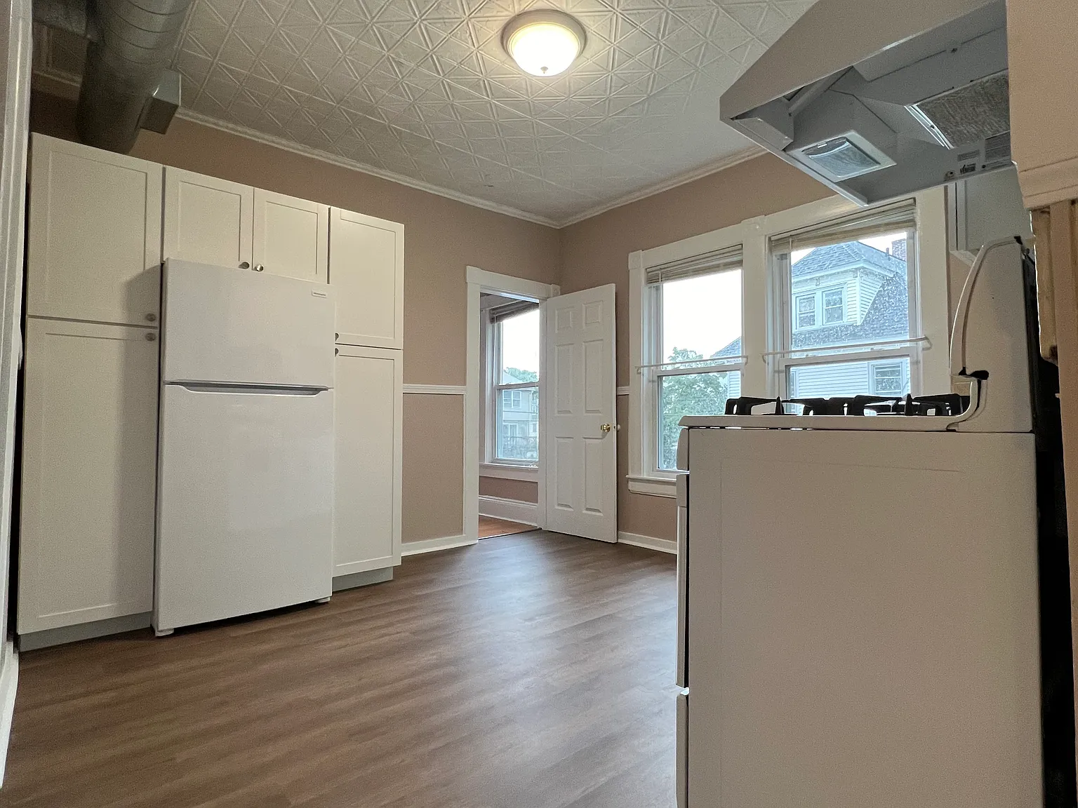 3 bed, 1250 sqft, $2,300 — Photo 3