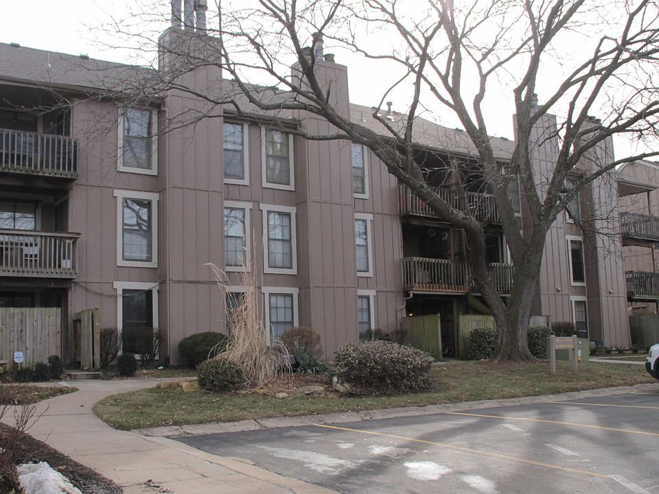 apartment building(back), right upper conner