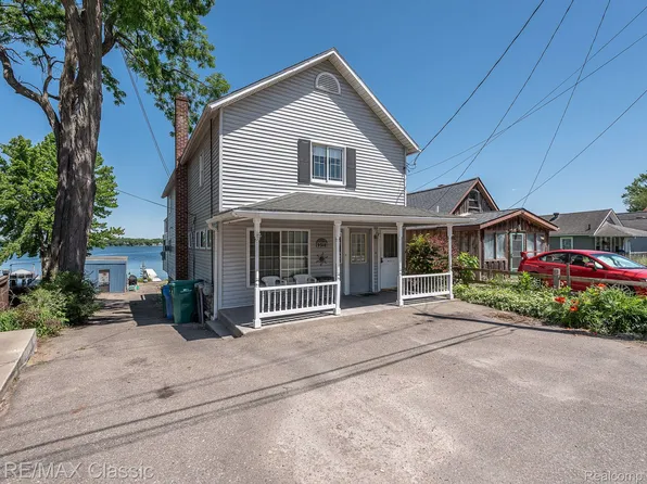 9518 Main St, Whitmore Lake, MI 48189