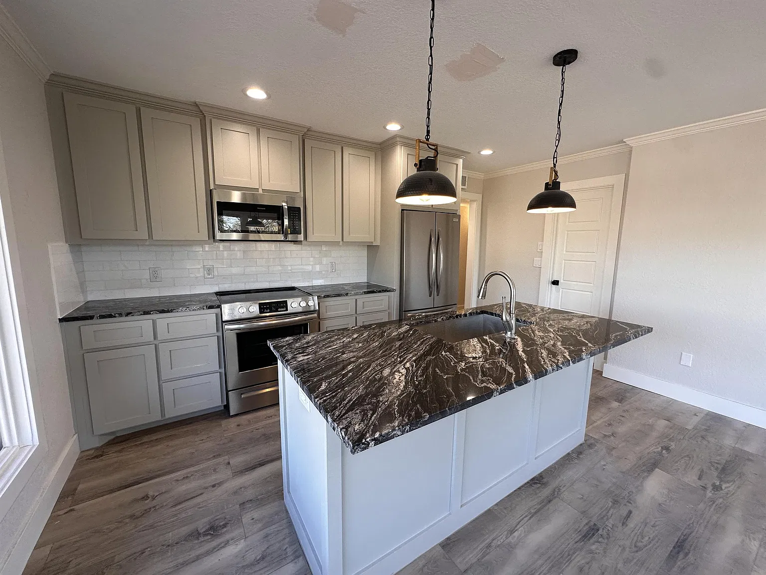 414 E Elm St - 201 — Photo 1
