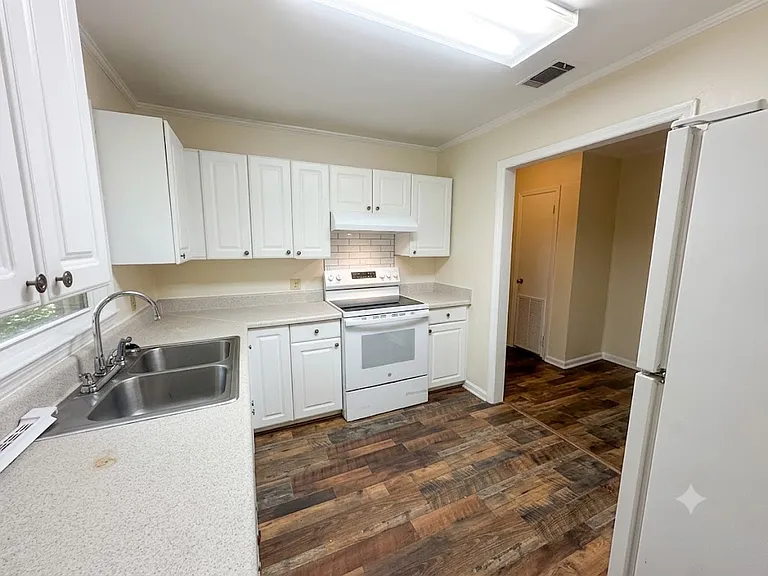 606 Eugenia St — Photo 9