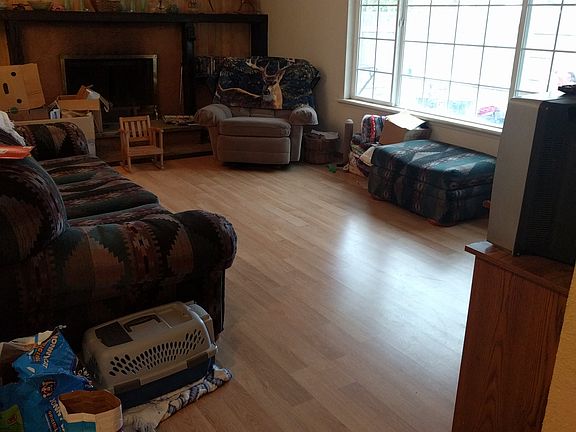 4th image of 335 Hollyberry St