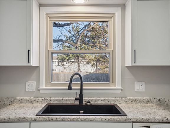 5th image of 301 NW Arlan Dr