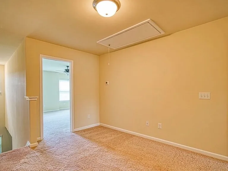 700 Daisy Hill Ln — Photo 8