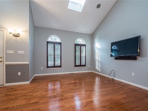 3rd image of 305 Laurel Ct