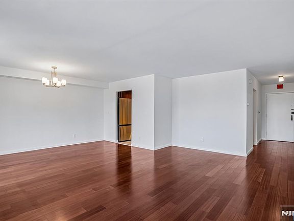 5th image of 1077 River Rd APT 1013