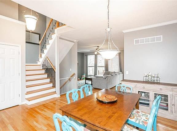 3rd image of 104 Broadmoor Dr