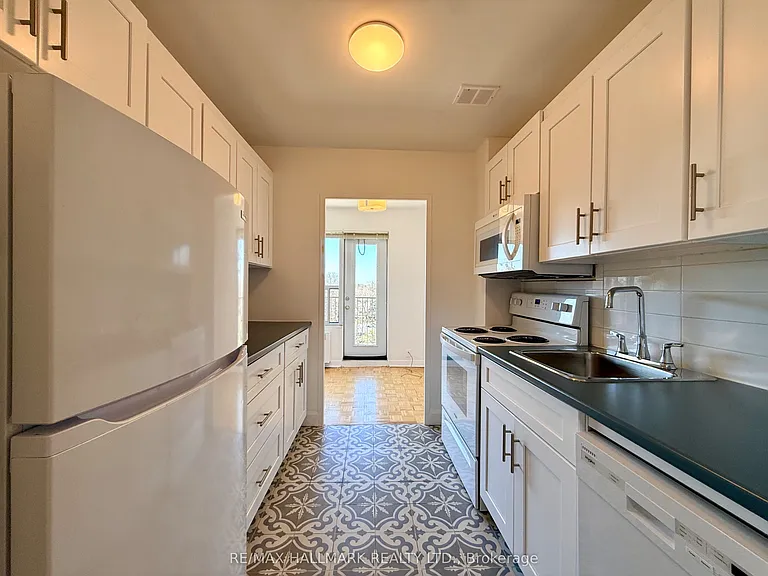 28 Upper Canada Dr #403 — Photo 5