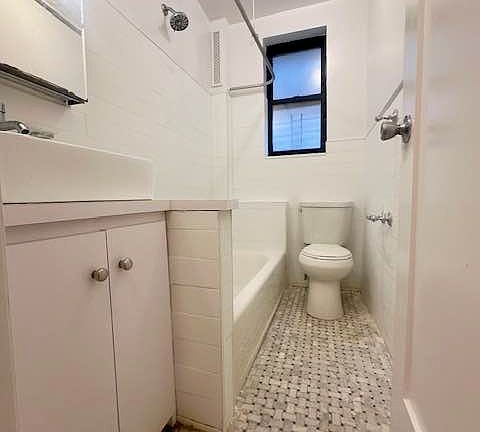 3rd image of 561 W 175th St APT 3