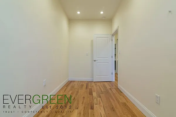 Rented by Evergreen Apartments BK | media 7