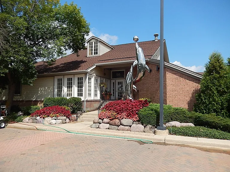 100 White Oak Ct — Photo 1