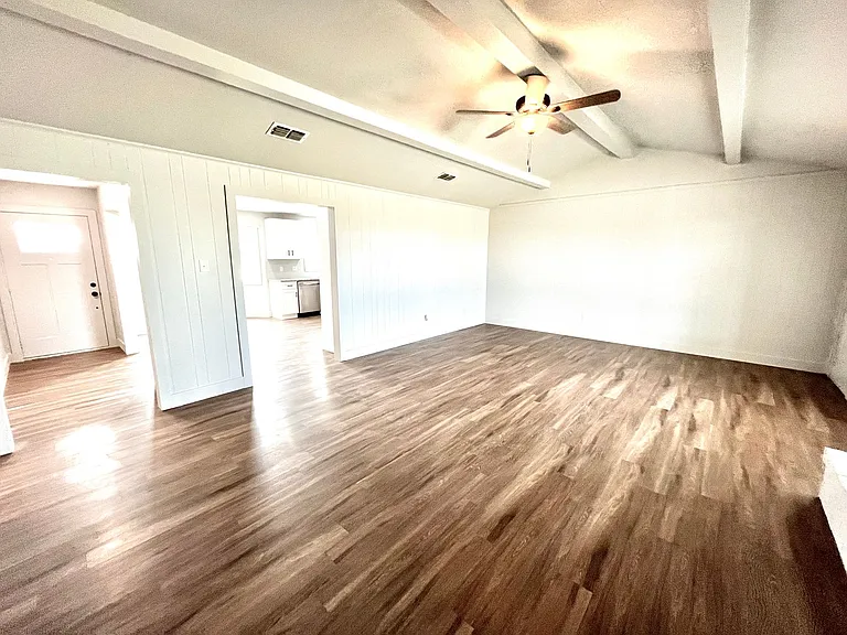 923 W 6th St — Photo 3