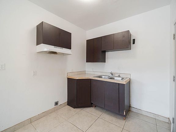 5th image of 902 N D St APT C