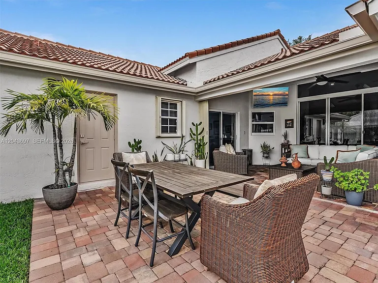 639 Verona Pl — Photo 66