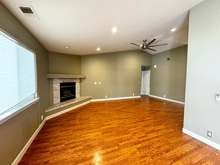 909 Saint Ann Dr — Photo 5