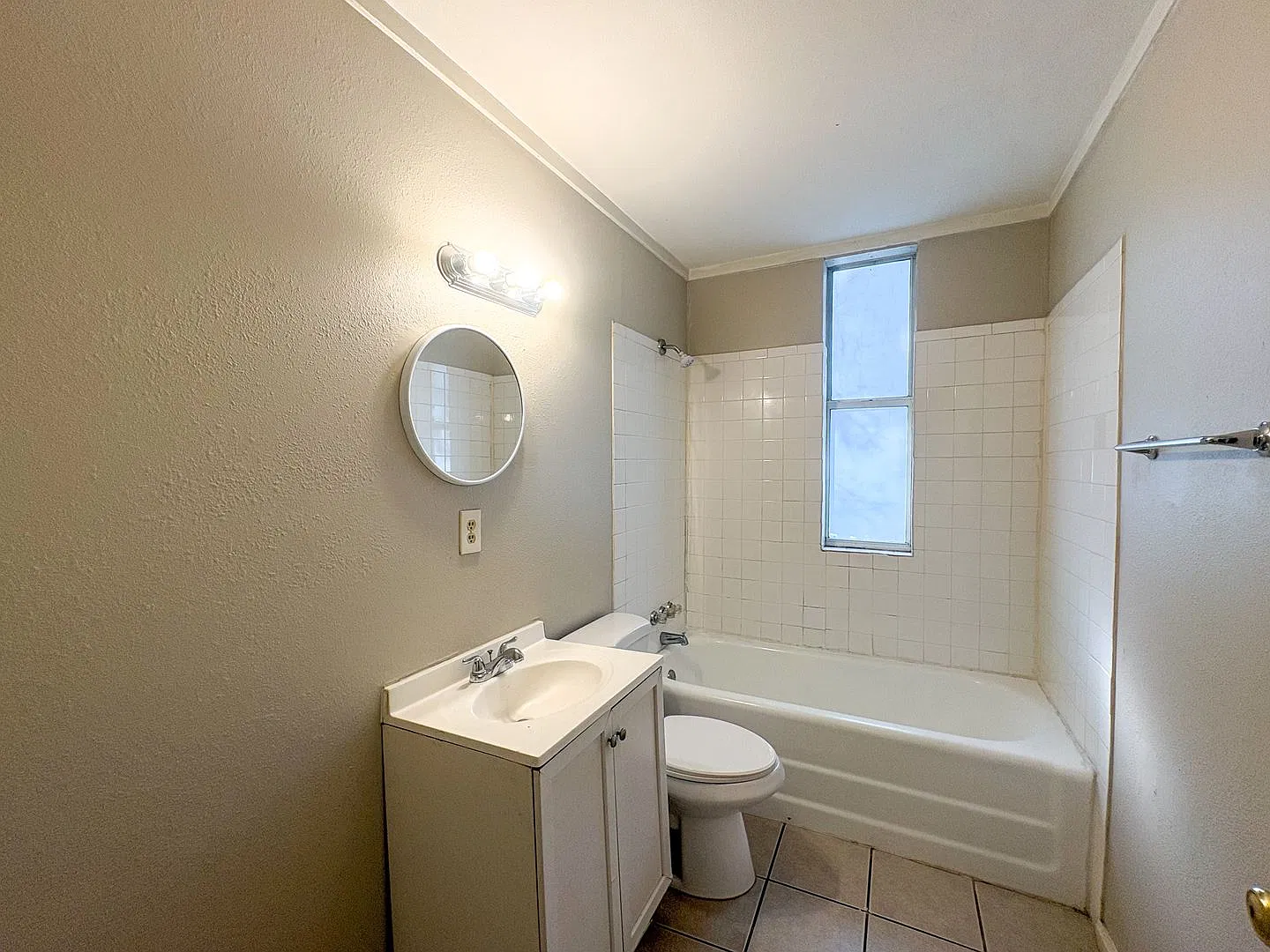 1 bedroom, 1 bath on 1 side of a duplex in Midtown near Crosstown Concourse — Photo 3