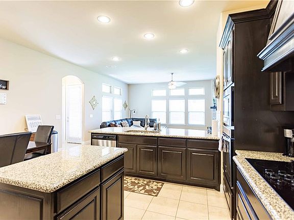 5th image of 3411 Hawthorn Ln