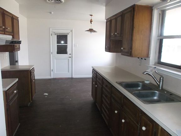 2nd image of 211 N Eisenhower Dr