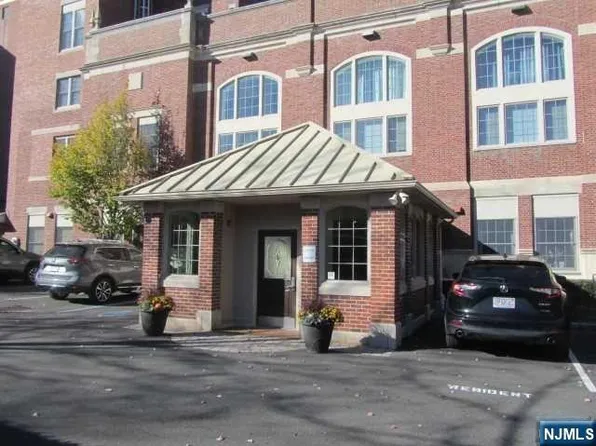 1205 Rio Vista Dr, Mahwah, NJ 07430