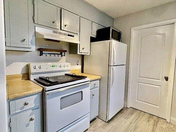 5th image of 3244 Redwood Ln APT B
