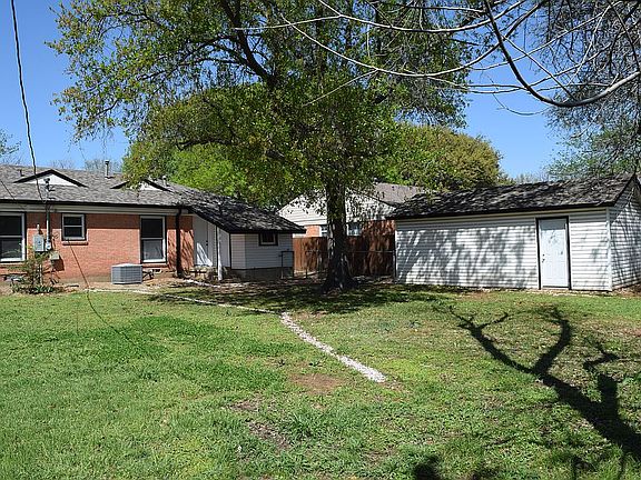 4th image of 1910 Plymouth Dr N