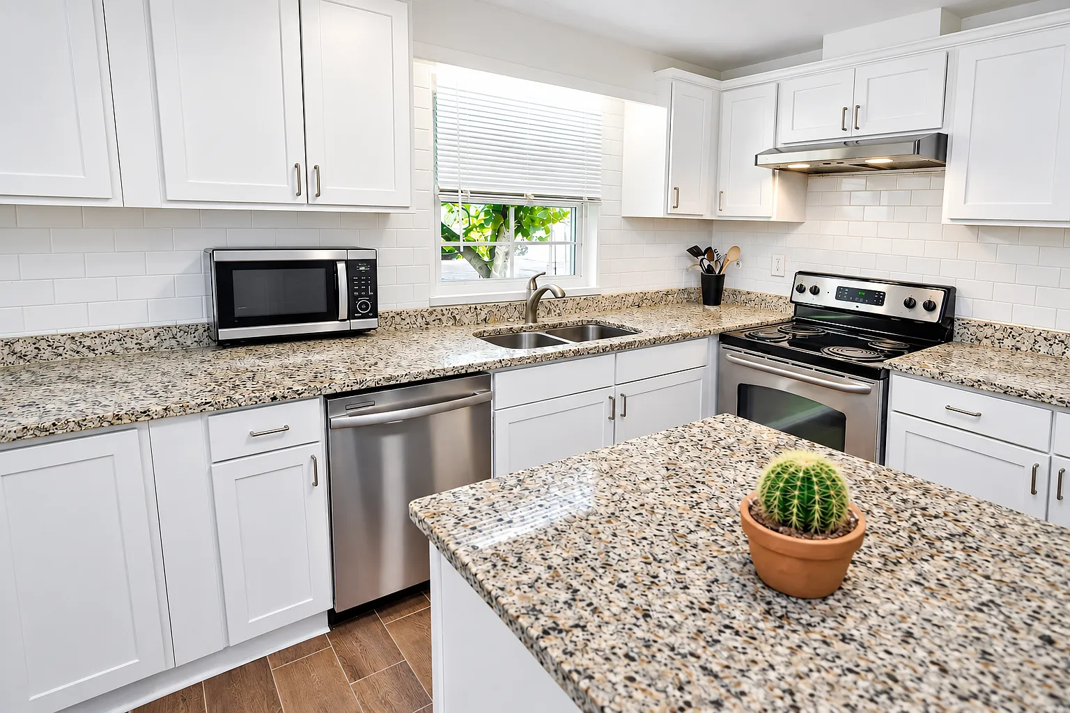 2584 Lancaster Dr — Photo 2