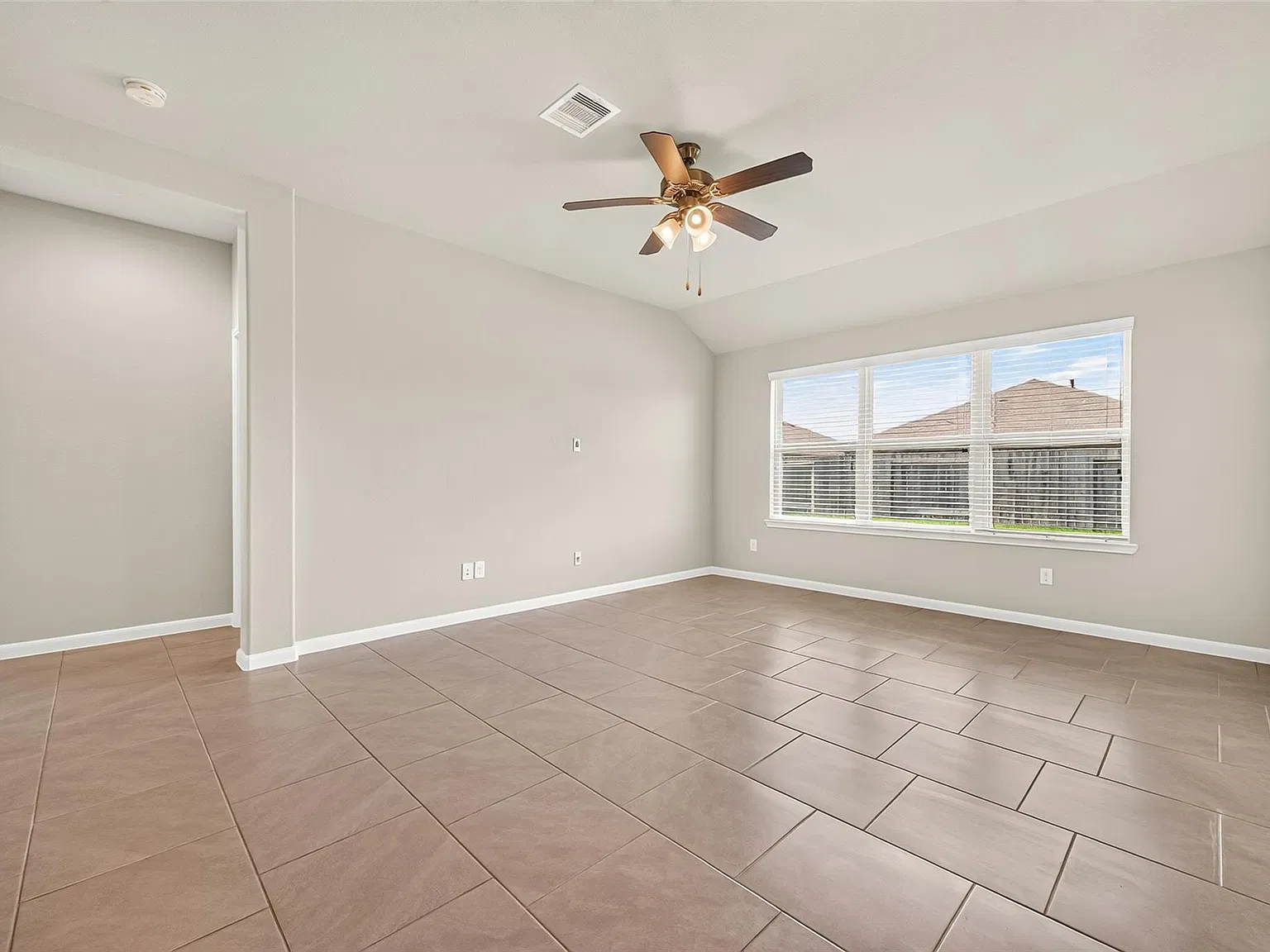 3 bed, 2.0 bath, 1339 sqft, $2,100 — Photo 4