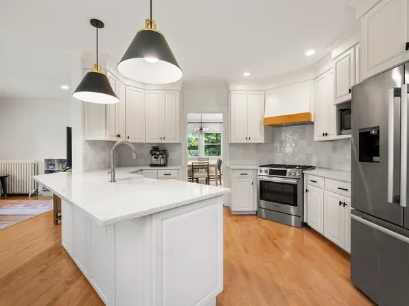 18 Benvenue St, Wellesley, MA 02482